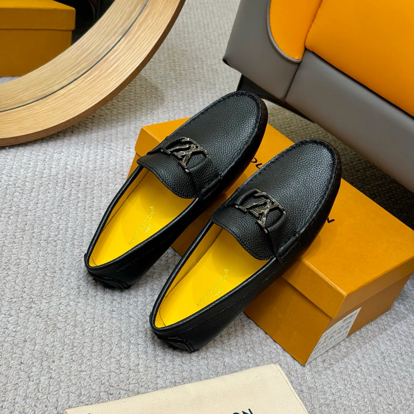 Men's men's shoes 💰420 (Yangli) LV 2⃣️0⃣️2⃣️5️⃣Spring and summer counter GLORIA series models ✈️Original factory special leather production, original last type. A classic driving slip-on casual shoe that shows an elegant style with exquisite craftsmanship details such as Monogram embossing all over the upper🌀Italian imported calfskin fabric Sheepskin foot pads➕Inside～Private mold replica sole Unique style Comfortable driving slip-on Size: 4-12 (38-46) Comes with [Counter packaging: original box, wrapping paper, card, instruction manual, shoehorn, cloth bag] No pressure to enter and leave the counter!